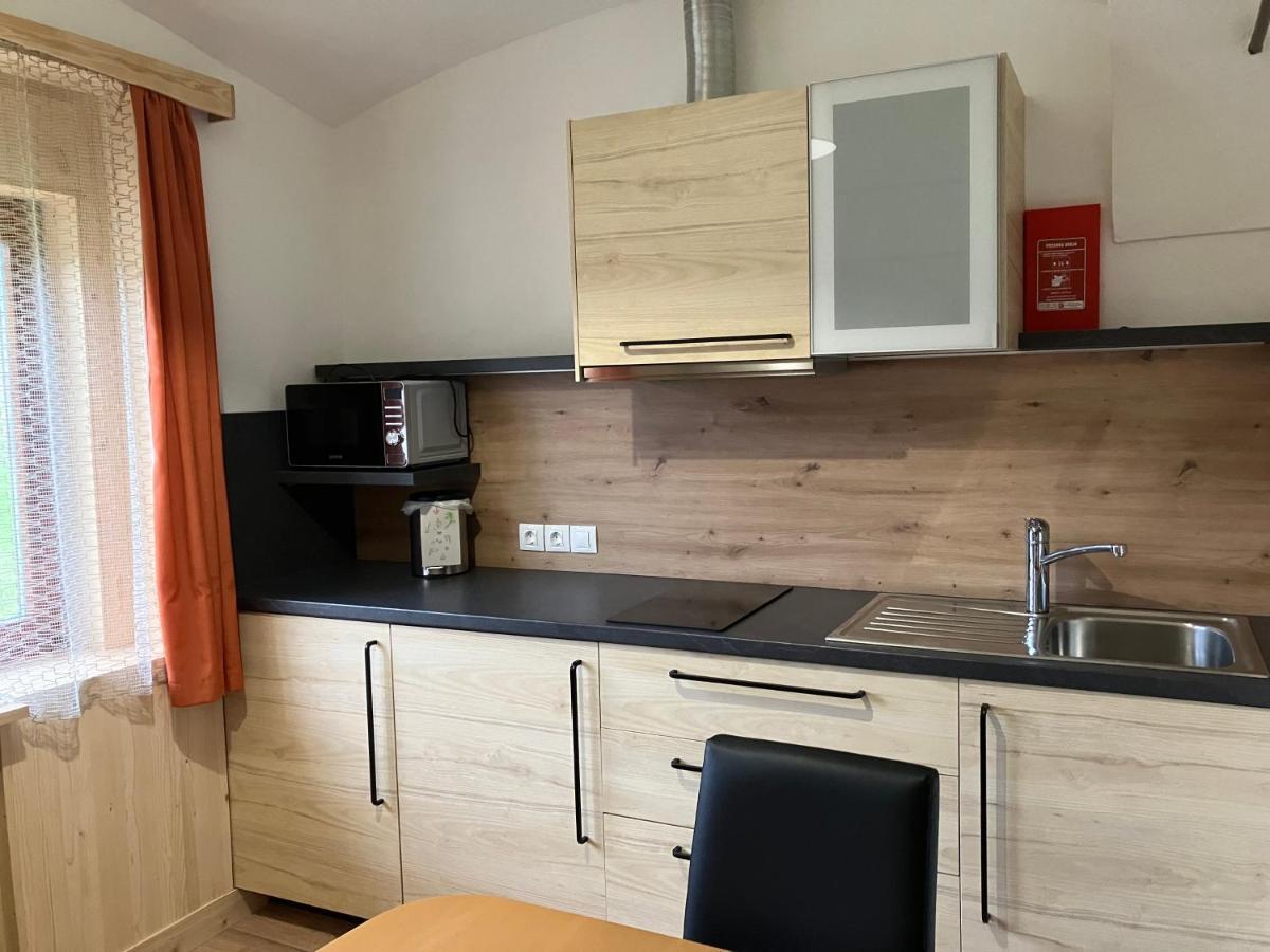 Apartments Pri Bostjanovcu Gorenja Vas  المظهر الخارجي الصورة