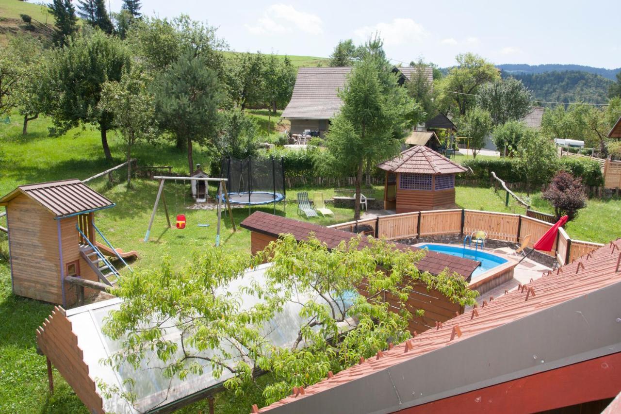 Apartments Pri Bostjanovcu Gorenja Vas  المظهر الخارجي الصورة